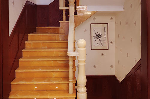 大姚中式别墅室内汉白玉石楼梯的定制安装装饰效果
